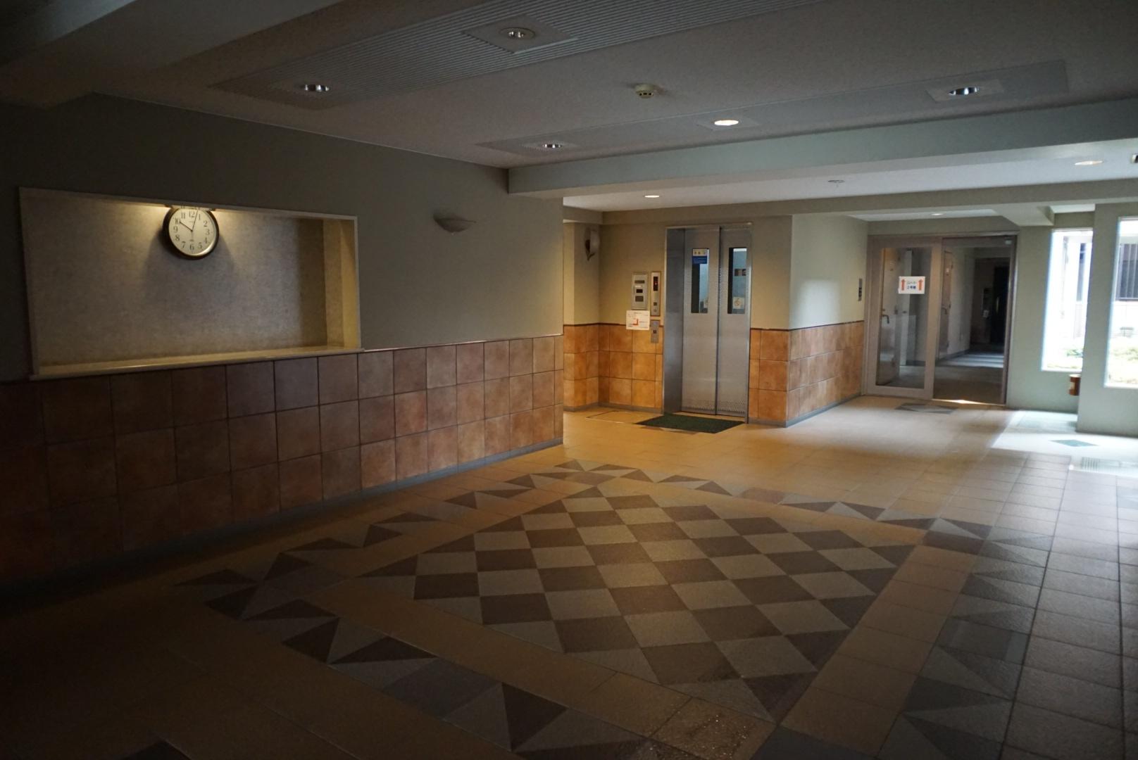 ライオンズガーデン戸田公園112号室 手入れが行き届いたロビー、安心のオートロック付き