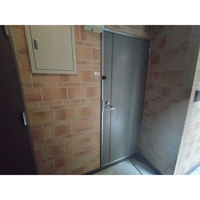 レジデンス中野105号室 玄関