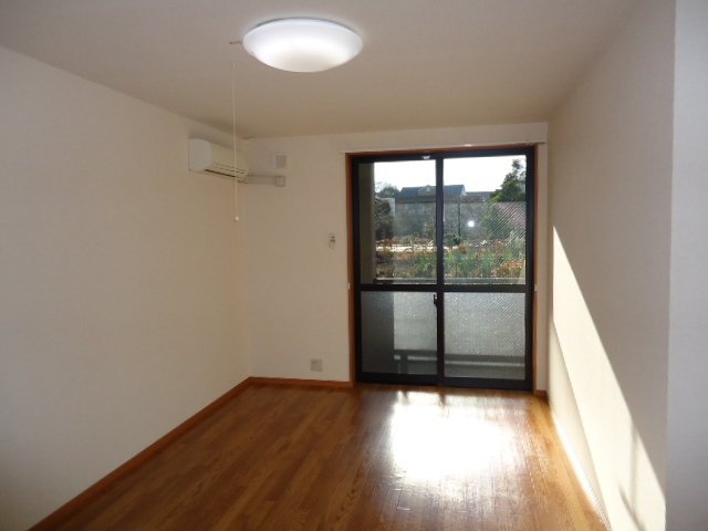 グレイスヴィラ湘南101号室 リビング・窓側