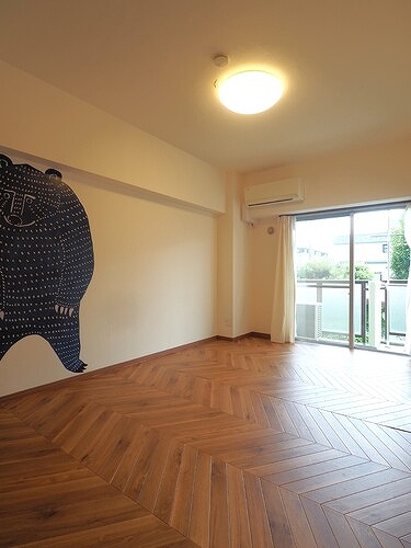 自由が丘パインクレスト 洋室６．５帖（東側）（内装前）