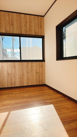 TKハウス西浦和 陽当りのよい２階洋室