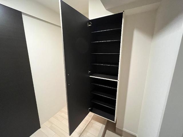 プレジ・マルトモ(ＰＲＥＳＩ・ＭＡＲＵＴＯＭＯ)105号室 下駄箱