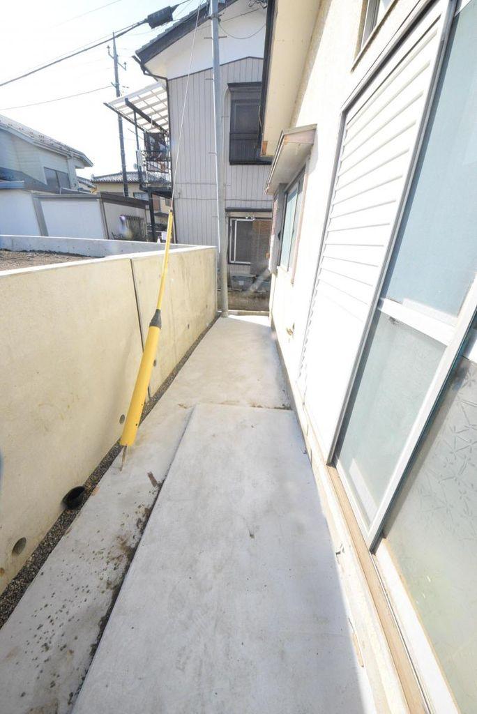 ペットと暮らす土間のある家　流山戸建 綺麗に土間打ちされ洗濯物干し場にも使用可能