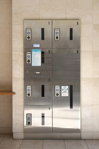 スカイコート新宿曙橋第2401号室 宅配ボックス