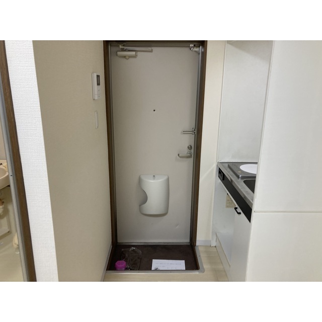 第100オーナーズビル301号室 玄関