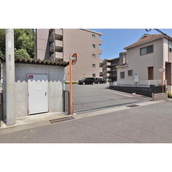 ベルエールB棟201号室 駐車場