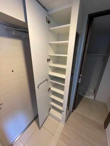 ガーラ・ステーション川崎久地5階 収納もある玄関です