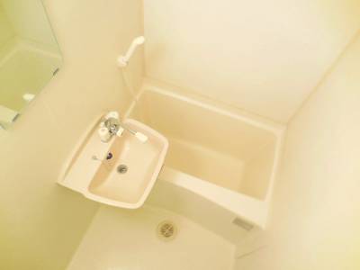 レオパレスＭＫ　Ⅰ106号室 清潔感のある白を基調とした浴室です。