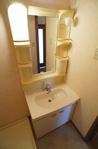 フロイデ勝田台壱番館 明るい洗面所です