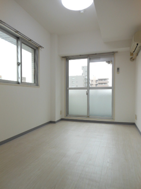 スカイコート横浜平沼8階 角部屋の明るい室内