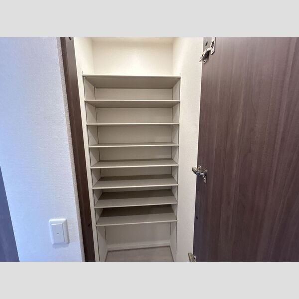 グラナーデ鹿浜305号室 収納