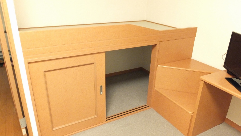 レオパレス本町 ベット下大型収納