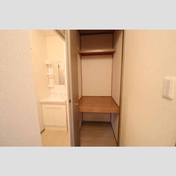 パストラル 物入(廊下)