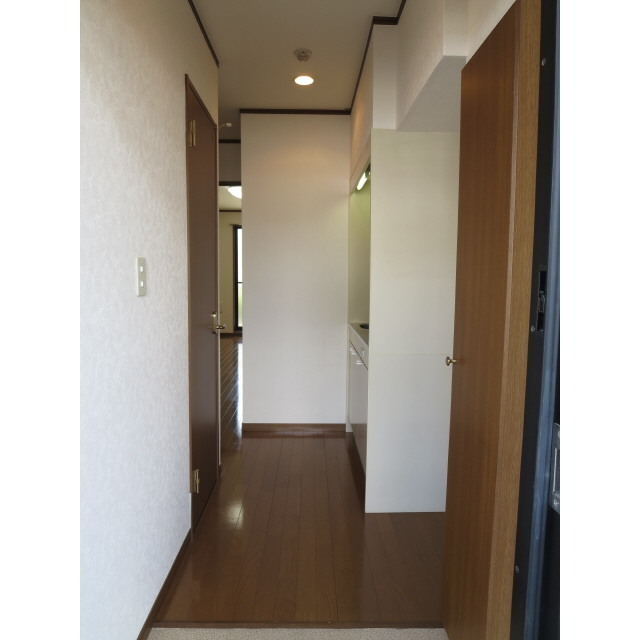アンプルール フェール Surie105号室 玄関