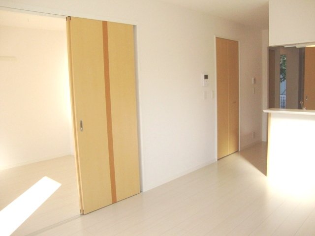 Ｍａｊｅｓｔｉｃ　ｇａｒｄｅｎ101号室 リビング