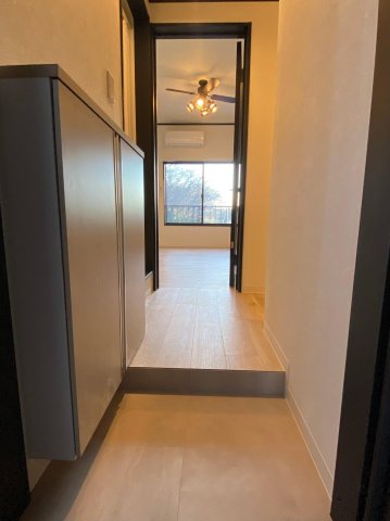コーポ逆井206号室 玄関廻りもすっきりとした内装となっております。