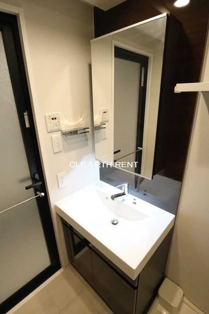 コンシェリア新宿落合8階 ☆慌ただしい朝も快適に過ごせる独立洗面台/ハンドシャワー付き