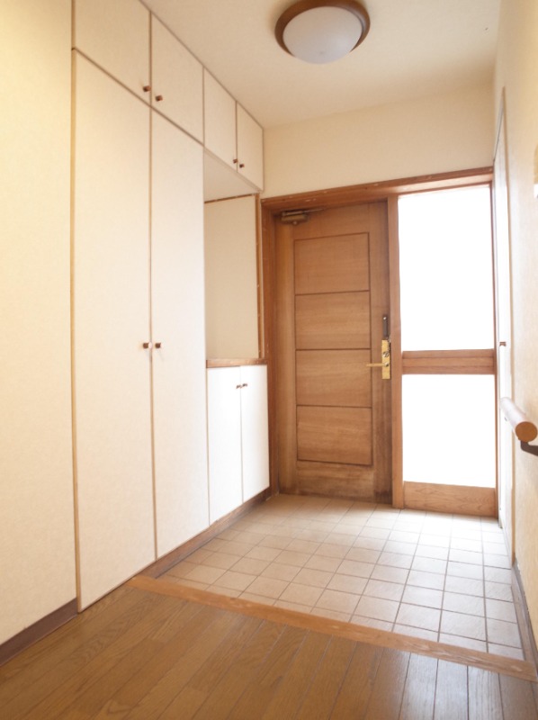 ドゥエル　イースト 下駄箱も大容量　