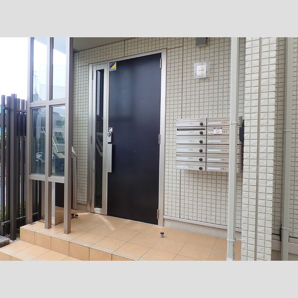 ヴィラージュ エントランス(オートロック・集合ポスト)