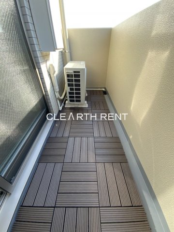 コンシェリア白金台 ＜ＴＯＫＹＯ ＰＬＡＴＩＮＵＭ＞9階 バルコニー床にウッド調パネルデッキを採用