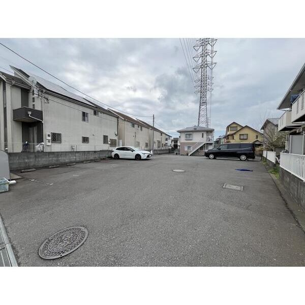 エステートピアファミール・ジンダイ104号室 駐車場