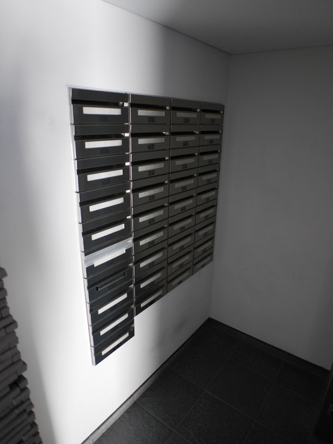 プリモ・レガーロ西大島0705号室 １Fに集合ポストがあります。