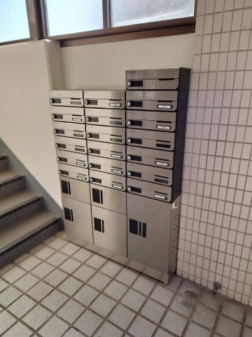 リベラルIII原当麻202号室 キレイで便利な郵便受けと宅配ボックスが設置されています