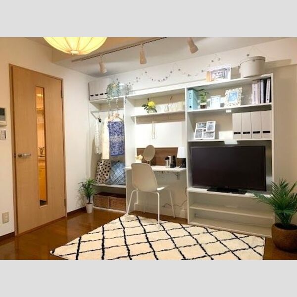 エントピアパレス803号室 飾り棚　※室内写真は弊社にて飾りつけをしています、実際の設備は飾り棚・ワークデスク・カーテン・居室照明です