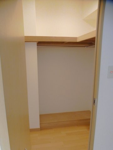 キャロンコート横浜 ウォークインクローゼット　※別号室の参考写真です(現況優先・仕様違いの場合あり)