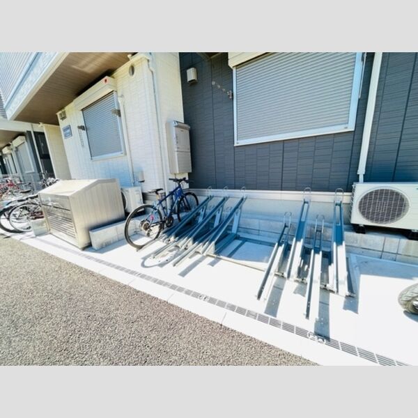 マ・メゾン鵠沼花沢　B205号室 駐輪場