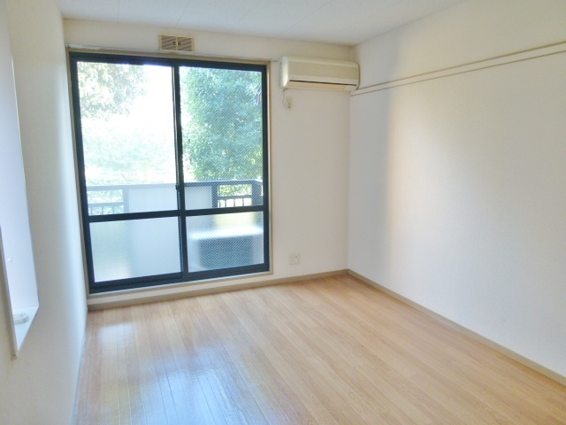 カーサ南原0102号室 梁のないすっきりとした形のお部屋です。