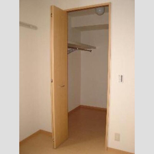 イスタナ・リア ウォークインクローゼット(1階)