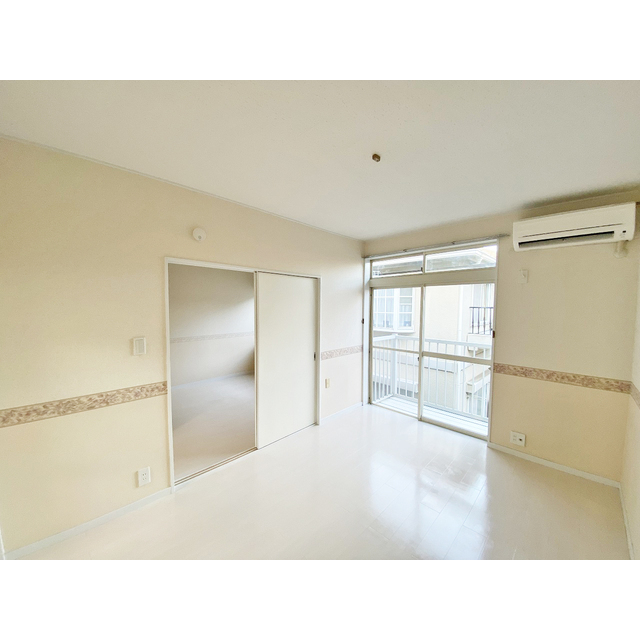 メゾンレジーナ 白を貴重とした明るいお部屋