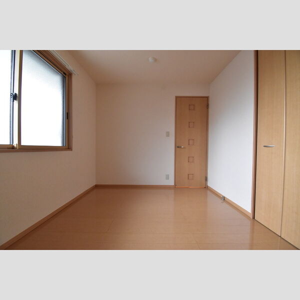 リビングタウン西寺方町211号室 玄関側洋室6帖