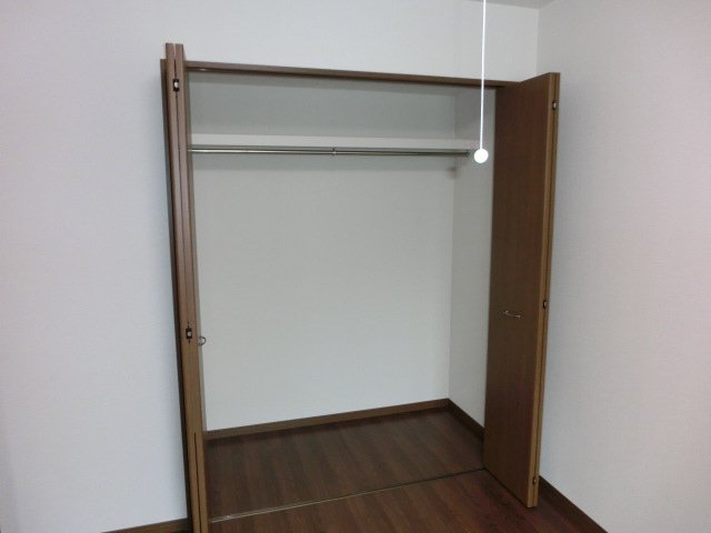 パラディ102号室 洋室収納