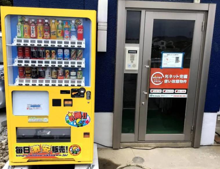 高明ビル ビルの正面玄関（オートロックです！）