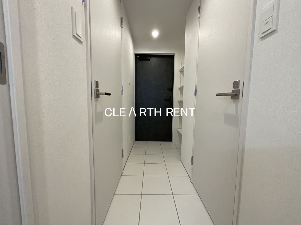 Ｐｒｉｍａｌ 石神井公園1階 白のタイルを基調とした明るい玄関