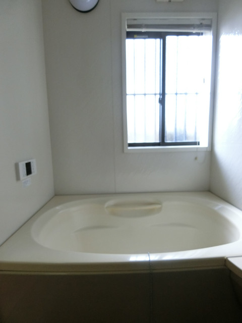 元郷一丁目貸家 浴室に窓あります