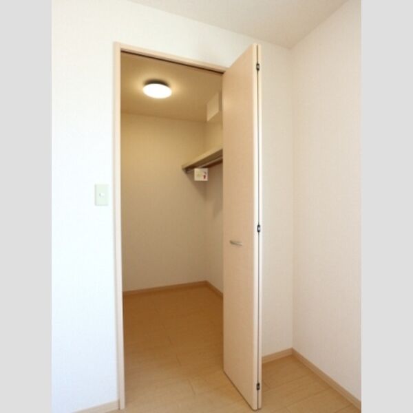 サンロイヤル202号室 北側洋室　ウォークインクローゼット