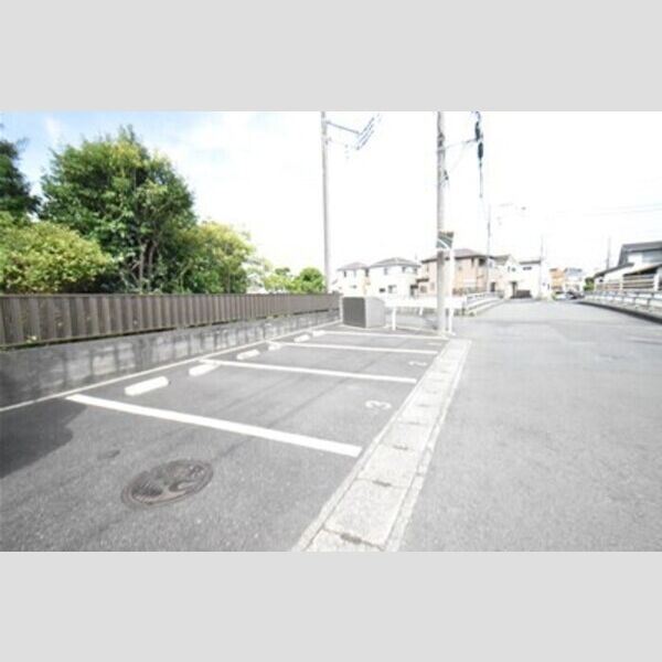 サルトリア海老名 駐車場と前面道路の様子