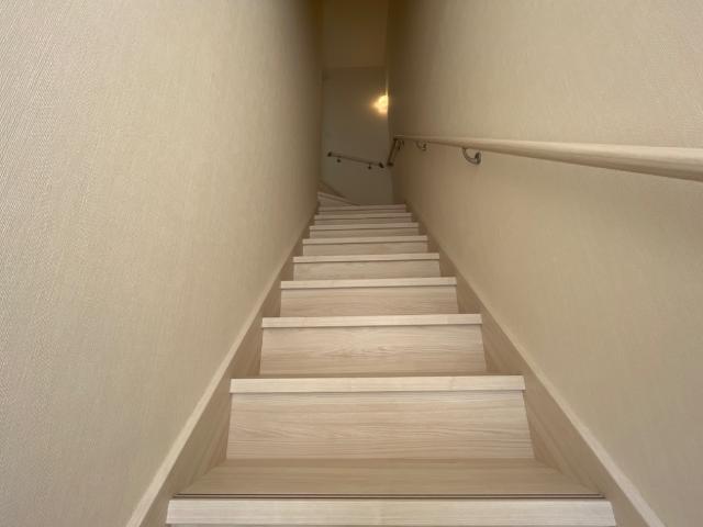 レヴメゾン神山弐番館201号室 階段