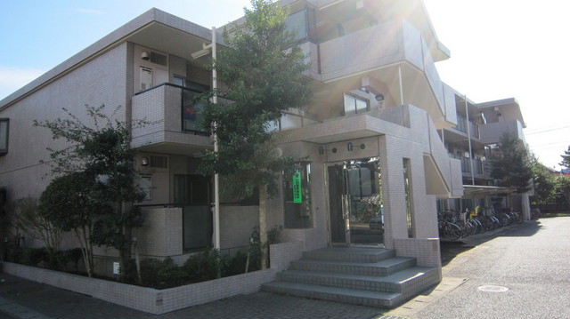 ベルデュール湘南太平台 エントランス奥に駐輪場あります。（現況優先）