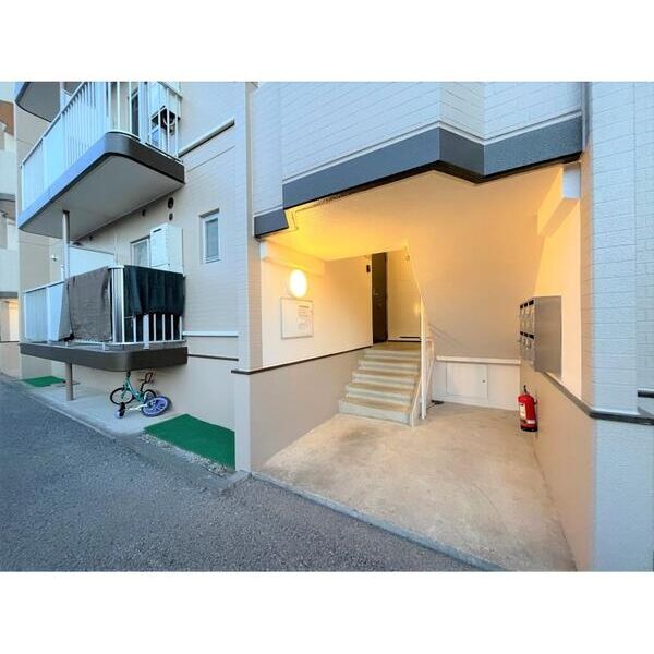 ローレルマンションMURATA201号室 エントランス