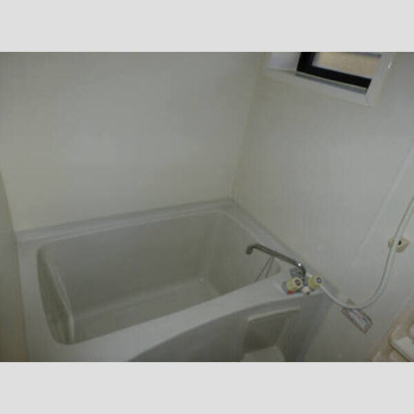 イーストハウス102号室 浴室(シャワー・窓付)