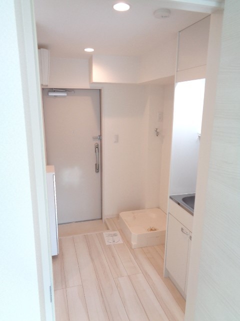 フルリール鶴見 廊下　※別号室の参考写真(現況優先・仕様違いの場合あり)