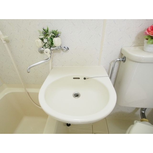 カサ･アスール102号室 鏡裏に収納あります♪