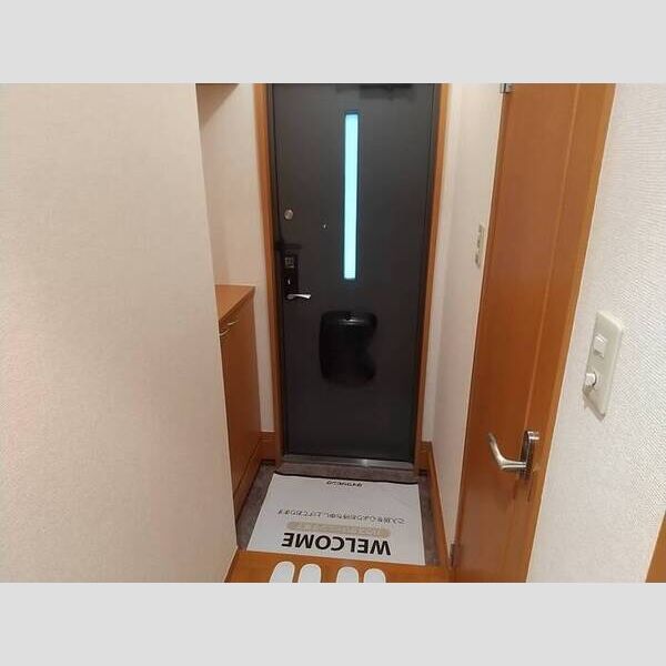 クレッセントガーデン102号室 玄関