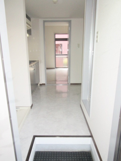 デルニエワコーI1階 玄関