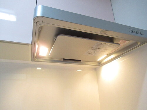エス・バイ・エルマンション越谷 レンジフード　キッチン　※前回募集時2020年10月写真