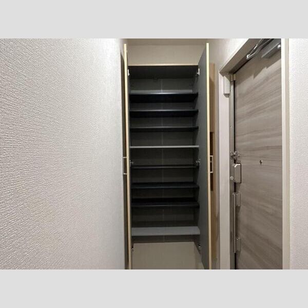 セレスティア西綾瀬106号室 シューズボックス